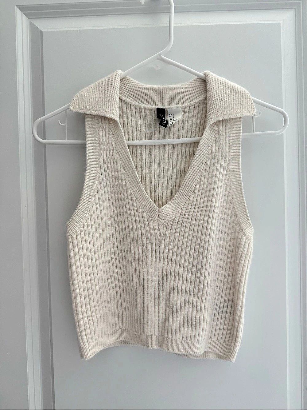 H&M V-Neck Knit Sweater Vest in Cream Size Small